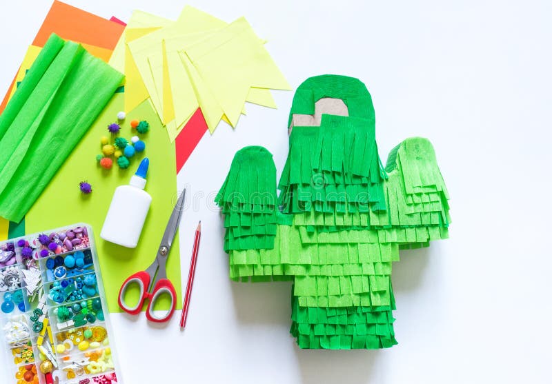O cacto mexicano do Pinata do de Mayo do cinco de Diy fez o cart?o e o papel crepom suas pr?prias m?os em um fundo branco O cacto mexicano do Pinata do de Mayo do cinco de Diy fez o cart?o e o papel crepom suas pr?prias m?os em um fundo branco