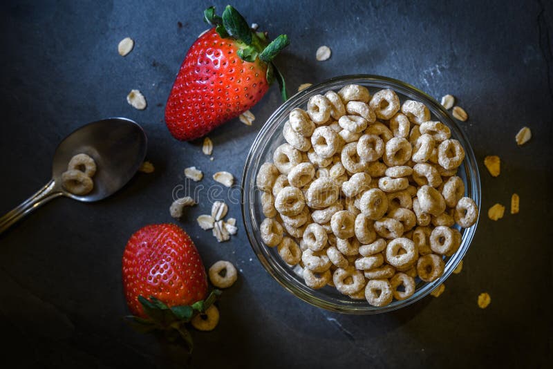 O café da manhã compôs do cereal seco com as morangos vermelhas foto de stock O café da manhã compôs do cereal seco com as morangos vermelhas foto de stock