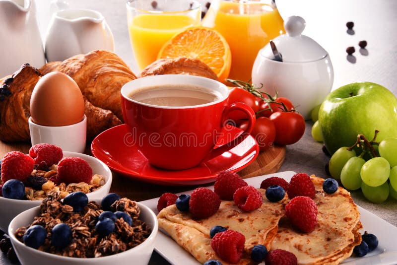 O café da manhã serviu com café, suco, croissant e frutos imagens de stock O café da manhã serviu com café, suco, croissant e frutos imagens de stock