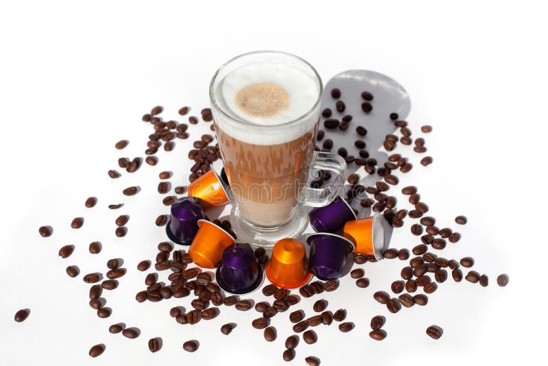 O café encerra cores diferentes, feijões de café e o copo branco do café quente com espuma de creme do leite no fundo branco isol imagem de stock royalty free O café encerra cores diferentes, feijões de café e o copo branco do café quente com espuma de creme do leite no fundo branco isol imagem de stock royalty free