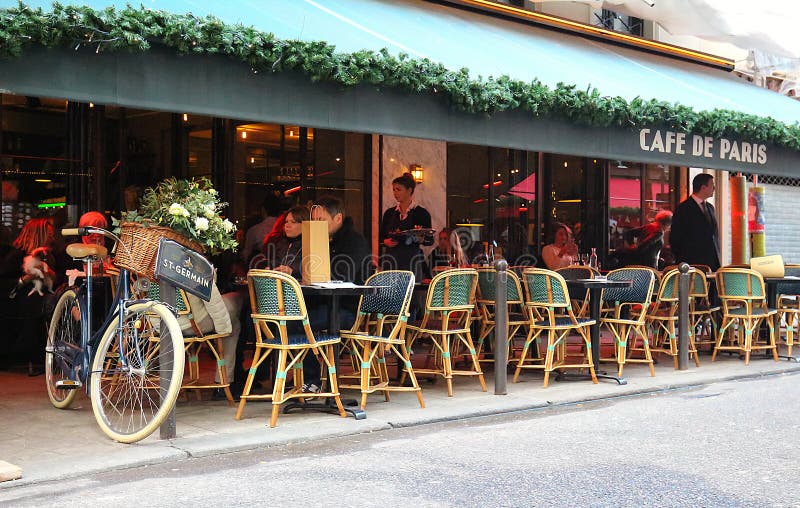 O café francês tradicional de Paris decorada para o Natal, Paris, França imagem de stock O café francês tradicional de Paris decorada para o Natal, Paris, França imagem de stock