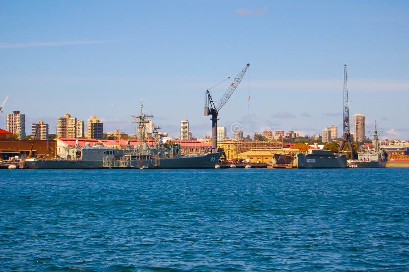 O cais do dedo com amarração da navio de guerra em bases da frota principal da marinha australiana real CORREU estabelecimentos foto de stock O cais do dedo com amarração da navio de guerra em bases da frota principal da marinha australiana real CORREU estabelecimentos foto de stock