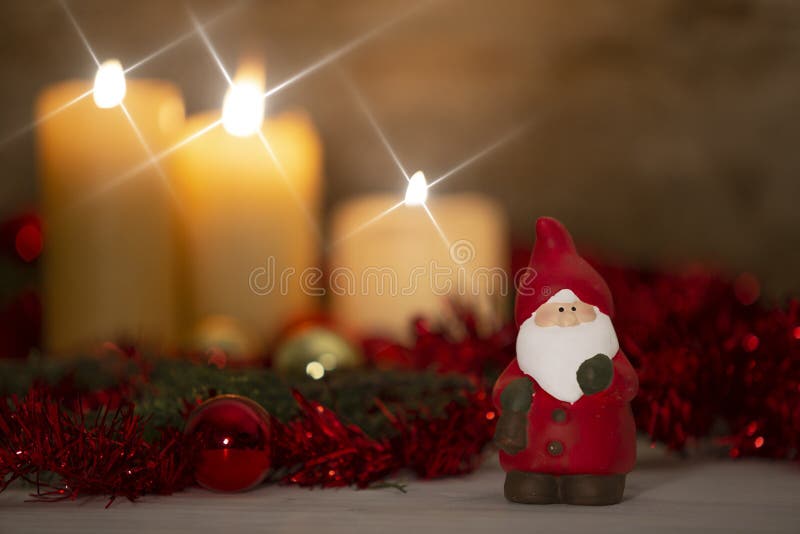 O Calor Do Conceito De Natal: Uma Estátua De Papai Noel Em Primeiro Plano Em  Um Cenário Rústico Com Três Velas Acesas Imagem de Stock - Imagem de tiro,  xmas: 164410147