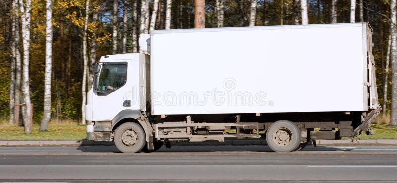O caminhão branco em branco da camionete de entrega entrega bens do meu