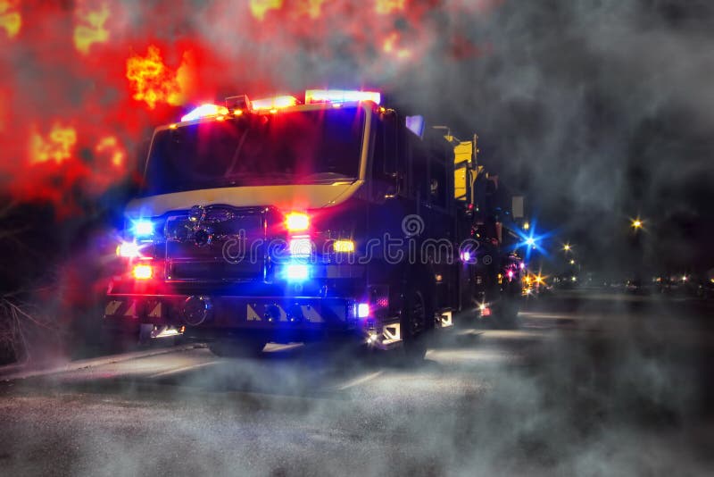 O caminhão e a chama do sapador-bombeiro da emergência despedem flamas