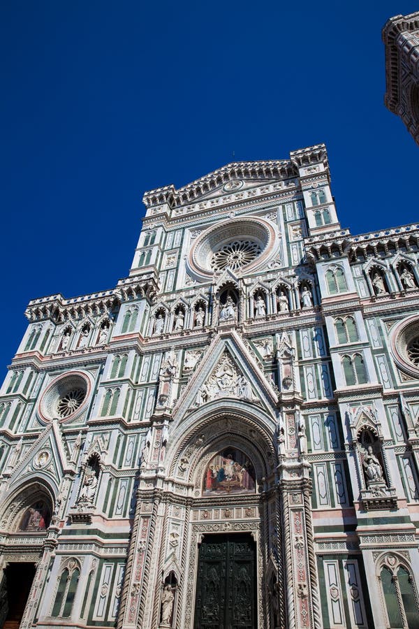 O Campanile e Florence Cathedral de Giotto consagraram em 1436 contra um céu azul bonito fotos de stock O Campanile e Florence Cathedral de Giotto consagraram em 1436 contra um céu azul bonito fotos de stock
