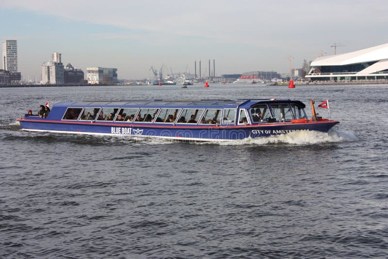 O canal ou o rio na frente da esta??o central de Amsterd?o, usada como um transporte p?blico para assinantes e turistas fotografia de stock royalty free O canal ou o rio na frente da esta??o central de Amsterd?o, usada como um transporte p?blico para assinantes e turistas fotografia de stock royalty free