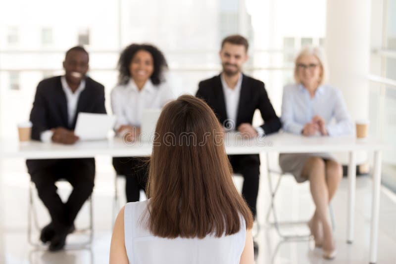 O candidato de trabalho fêmea faz a boa primeira impressão em gerentes da hora