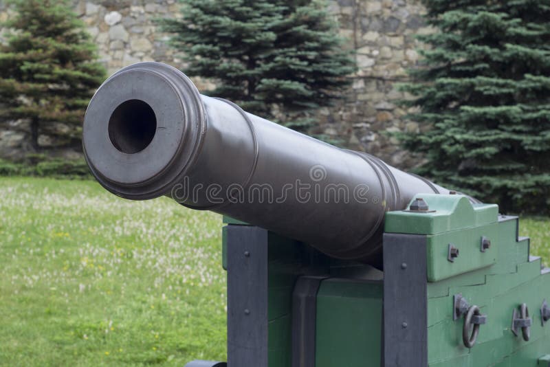 O canhão na parede de pedra da fortaleza foto de stock O canhão na parede de pedra da fortaleza foto de stock