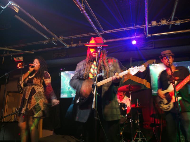 Banda De Orientação Cantando E Emperrando No Palco Em Mai Tai Bar Foto de  Stock Editorial - Imagem de partido, desempenho: 192236193