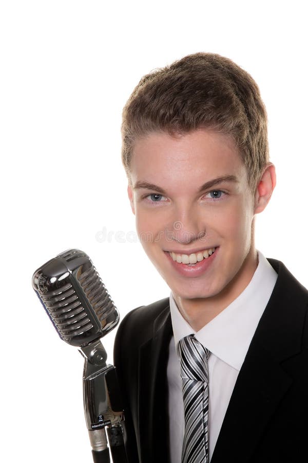 O cantor novo com mic retro canta o karaoke fotos de stock royalty free O cantor novo com mic retro canta o karaoke fotos de stock royalty free