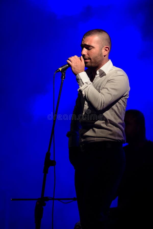 O cantor Omer Adam executa imagem editorial. Imagem de independência 53220275