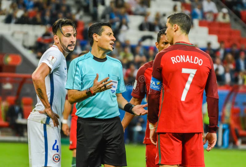 Capitã Nacional De Futebol Portugal Cristiano Ronaldo Contra Chile  Midfielder Mauricio Isla Durante Xícara De Confederação De Fifa Imagem  Editorial - Imagem de caldeira, futebolista: 207477780