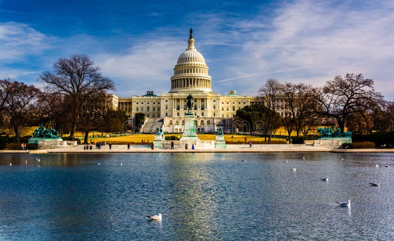 O Capitólio do Estados Unidos e a associação refletindo em Washington, C.C. imagem de stock O Capitólio do Estados Unidos e a associação refletindo em Washington, C.C. imagem de stock
