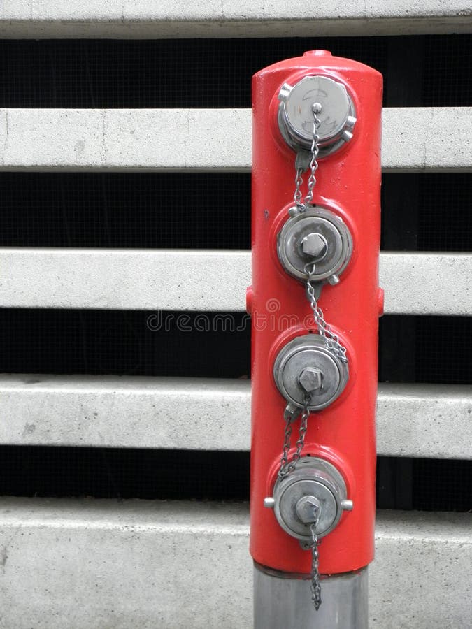 O cargo vermelho com a mangueira de fogo obstrui dentro Portland, Oregon foto de stock royalty free O cargo vermelho com a mangueira de fogo obstrui dentro Portland, Oregon foto de stock royalty free