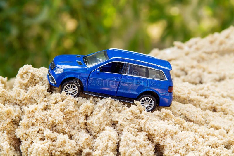 O carro azul do brinquedo aumenta acima fotografia de stock O carro azul do brinquedo aumenta acima fotografia de stock
