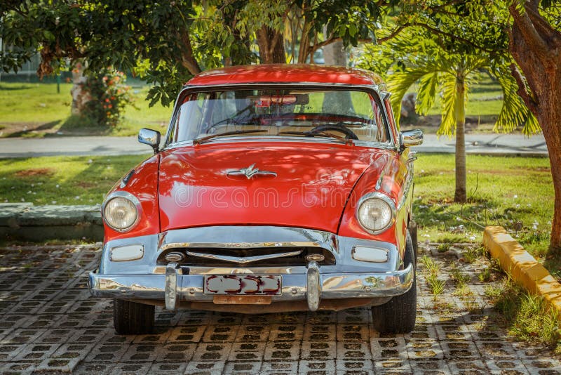 o carro clássico do vintage retro estacionou em garde tropical fotos de stock royalty free o carro clássico do vintage retro estacionou em garde tropical fotos de stock royalty free
