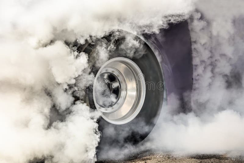 O carro de competência do arrasto queima pneus para a raça
