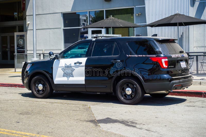 O carro de polícia parou no lado da estrada foto de stock O carro de polícia parou no lado da estrada foto de stock