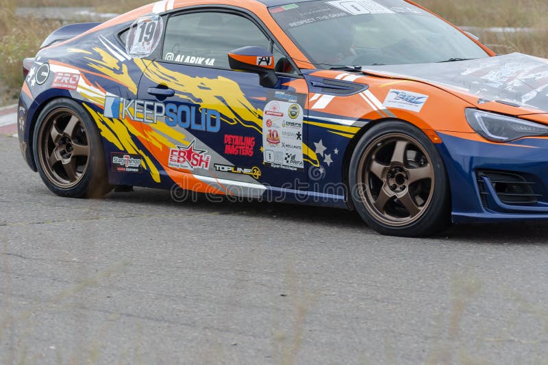 Carro de corrida de rally em arte generativa de estrada de terra