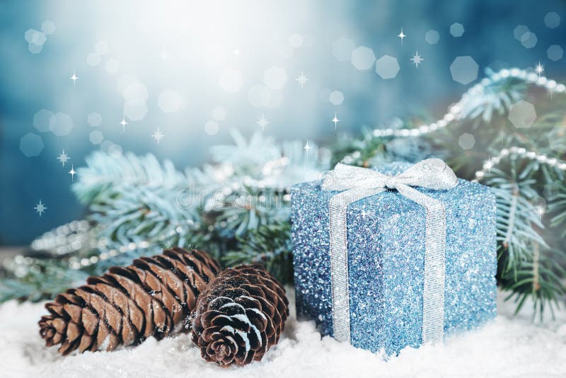 O cartão de Natal, cones do presente, abeto ramifica, decorações com bokeh imagens de stock royalty free O cartão de Natal, cones do presente, abeto ramifica, decorações com bokeh imagens de stock royalty free