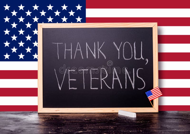 O cartão do texto da escrita agradece-lhe que os veteranos são escritos fotografia de stock O cartão do texto da escrita agradece-lhe que os veteranos são escritos fotografia de stock