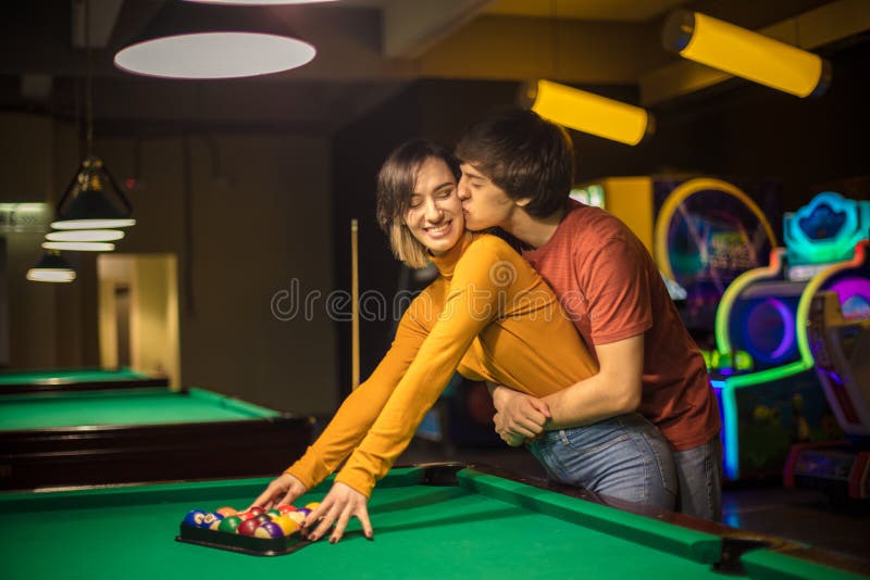Namorado Ensinando Sua Namorada a Jogar Bilhar Imagem de Stock