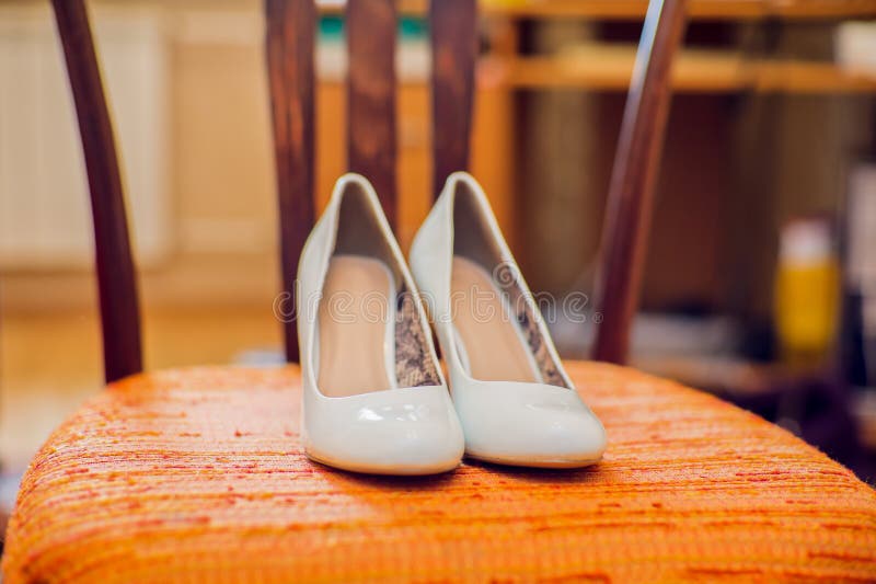 O casamento calça a cor de creme na cadeira imagens de stock O casamento calça a cor de creme na cadeira imagens de stock