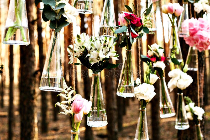 O casamento floresce o arco da decoração na floresta a ideia de uma decoração da flor do casamento fotos de stock O casamento floresce o arco da decoração na floresta a ideia de uma decoração da flor do casamento fotos de stock