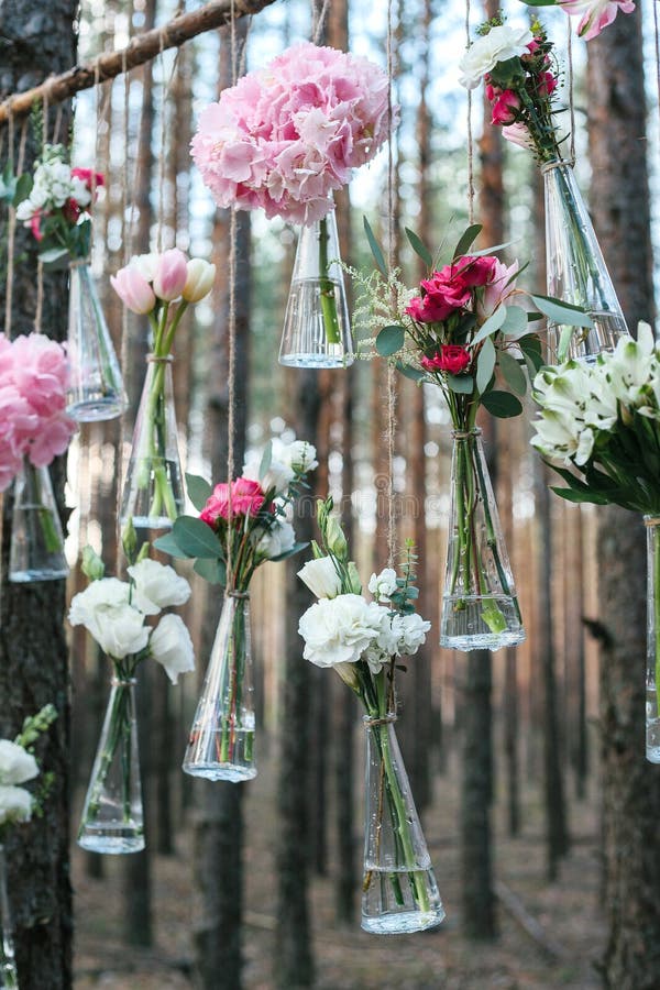 O casamento floresce o arco da decoração na floresta a ideia de uma decoração da flor do casamento fotos de stock O casamento floresce o arco da decoração na floresta a ideia de uma decoração da flor do casamento fotos de stock