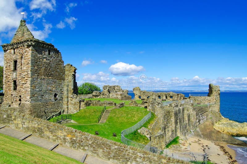 O castelo do St Andrews arruina o marco. Fife, Scotland.