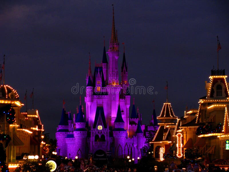 O castelo mágico do reino de Disneyworld ilumina 4