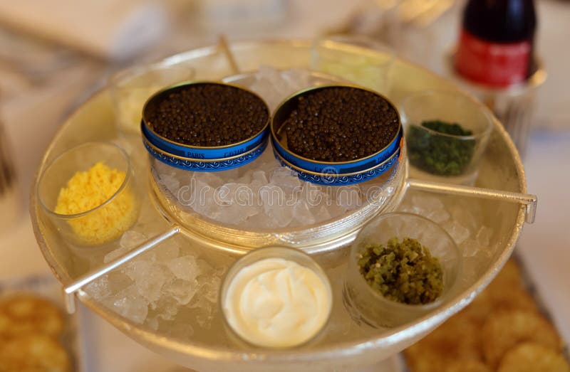 O caviar de beluga preto francês superior pode dentro alimento luxuoso do VIP, aperitivo pronto para comer em Europa fotos de stock royalty free O caviar de beluga preto francês superior pode dentro alimento luxuoso do VIP, aperitivo pronto para comer em Europa fotos de stock royalty free