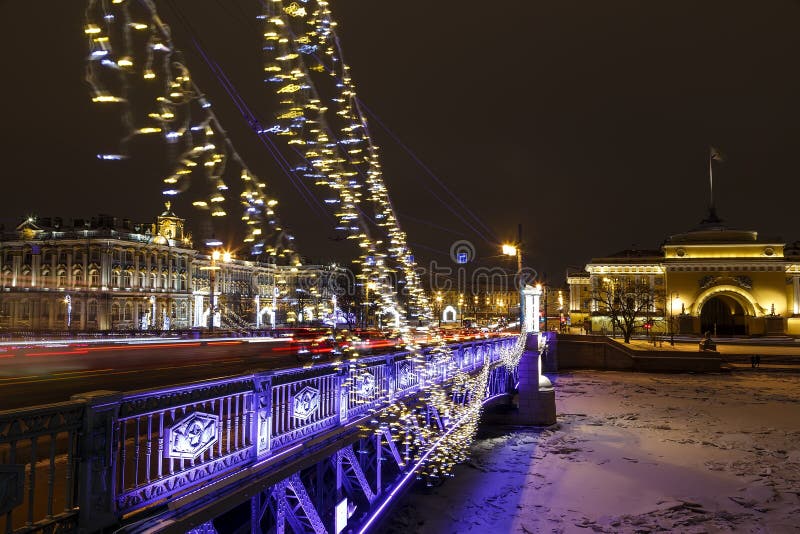 O centro de St Petersburg é decorado pelo ano novo Noite Petersburgo na iluminação do diodo emissor de luz Os feriados de ano nov imagem de stock royalty free O centro de St Petersburg é decorado pelo ano novo Noite Petersburgo na iluminação do diodo emissor de luz Os feriados de ano nov imagem de stock royalty free