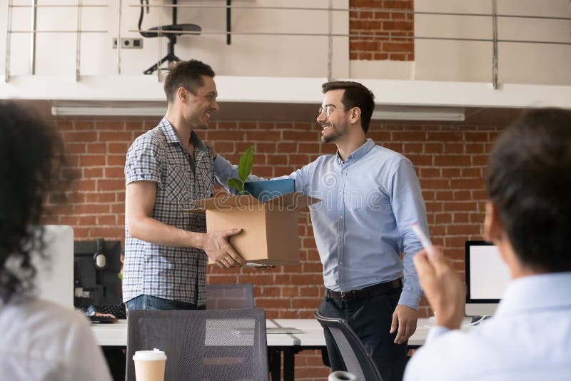 O CEO amigável da empresa está dando boas-vindas ao empregado novo imagens de stock O CEO amigável da empresa está dando boas-vindas ao empregado novo imagens de stock