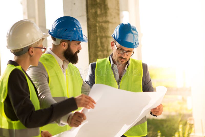 O chefe está no local, verificando o trabalho feito imagem de stock O chefe está no local, verificando o trabalho feito imagem de stock