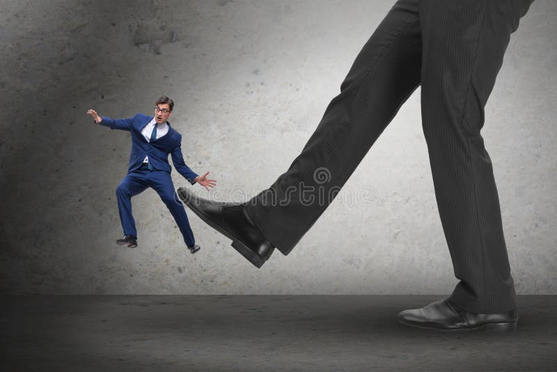 O chefe irritado mau que retrocede o empregado no conceito do negócio imagem de stock O chefe irritado mau que retrocede o empregado no conceito do negócio imagem de stock