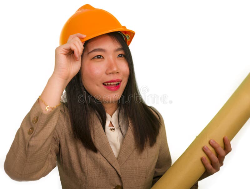O chinezoaică asiatică frumoasă și fericită, care deține planuri de construcție pentru arhitecți sau pentru constructori în stock image