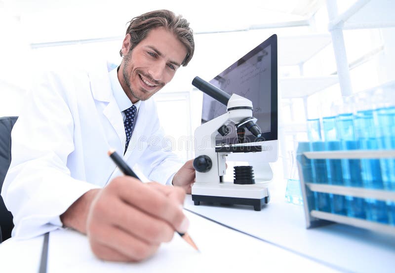 O cientista faz uma anota??o da experi?ncia no laborat?rio imagens de stock royalty free O cientista faz uma anota??o da experi?ncia no laborat?rio imagens de stock royalty free