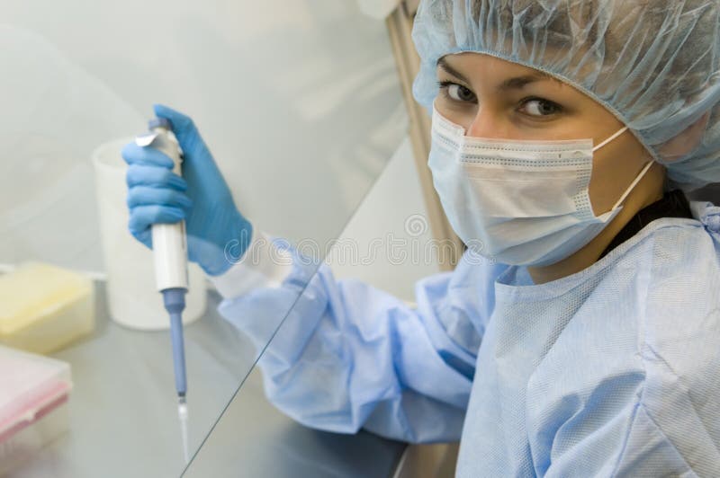 O cientista que trabalha no laboratório imagens de stock O cientista que trabalha no laboratório imagens de stock
