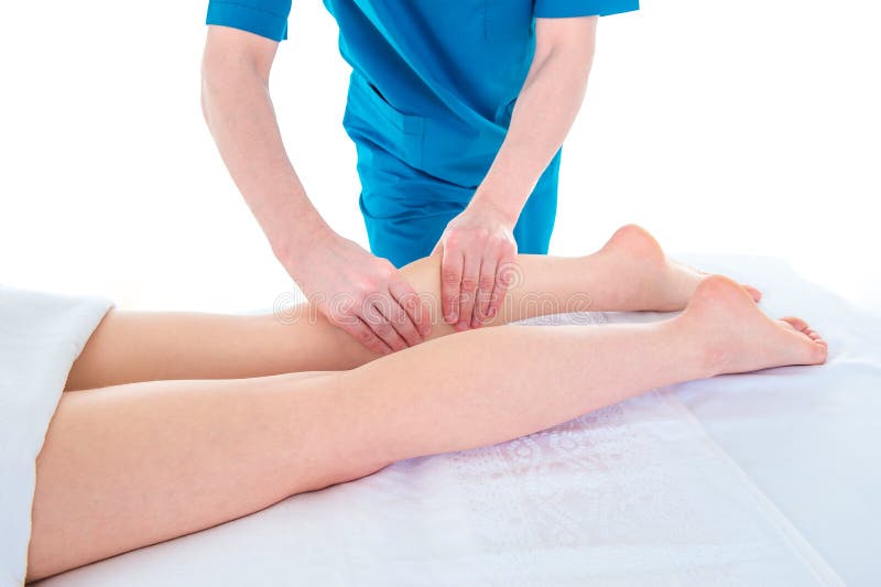 O cirurgião ortopédico examina e faz massagens o pé do paciente na clínica imagens de stock royalty free O cirurgião ortopédico examina e faz massagens o pé do paciente na clínica imagens de stock royalty free