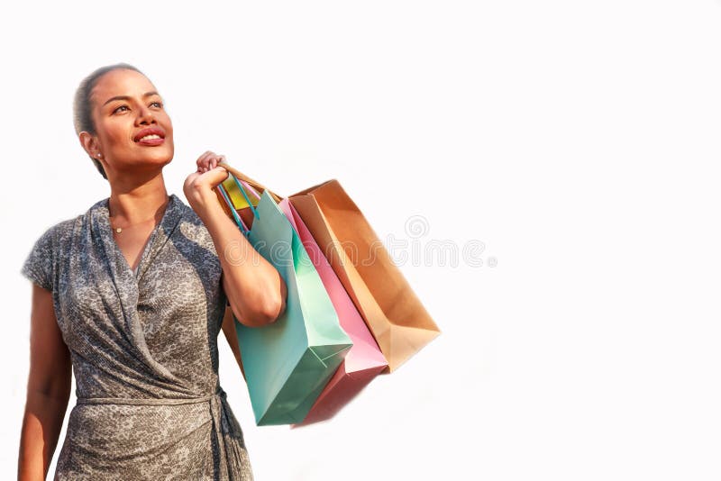 O cliente asiático da mulher é de compra e guardando os sacos de compras coloridos que olham sideway com o espaço da cópia, isola fotos de stock O cliente asiático da mulher é de compra e guardando os sacos de compras coloridos que olham sideway com o espaço da cópia, isola fotos de stock