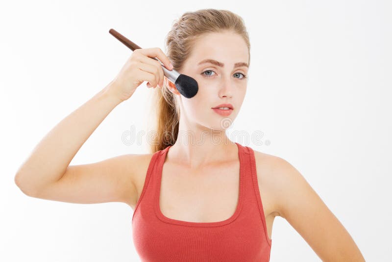 O close up da cara feliz da jovem mulher com compõe a escova isolada no fundo branco Conceito dos cuidados com a pele da menina d imagem de stock royalty free O close up da cara feliz da jovem mulher com compõe a escova isolada no fundo branco Conceito dos cuidados com a pele da menina d imagem de stock royalty free