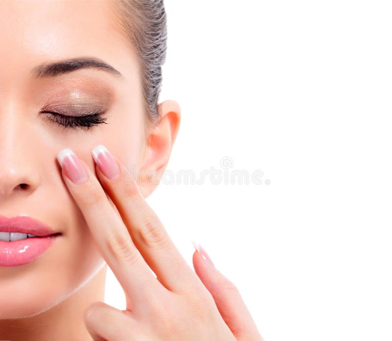 O close up disparou da mulher nova da beleza que faz massagens sua cara imagens de stock royalty free O close up disparou da mulher nova da beleza que faz massagens sua cara imagens de stock royalty free
