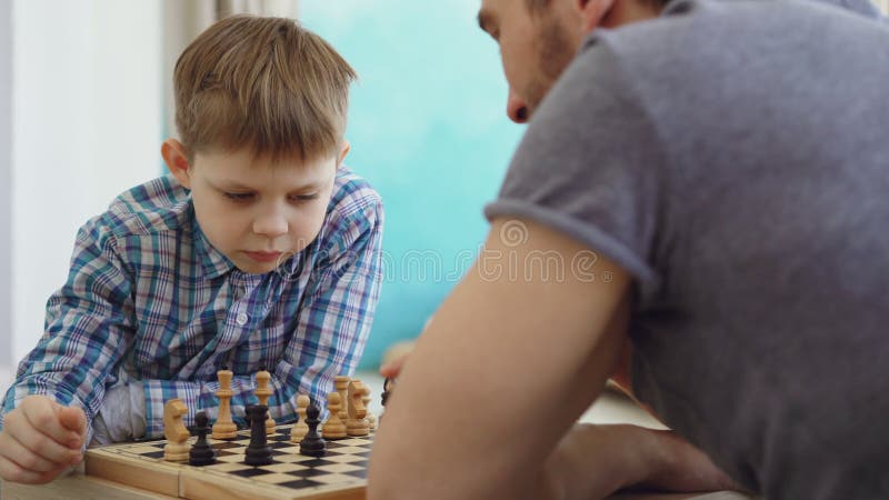 Jogo De Xadrez Em Close. Peças De Xadrez Metálicas E a Mão De Um Homem Que  Faz O Primeiro Movimento Com Um Peão. a Câmera Move Video Estoque - Vídeo  de torre