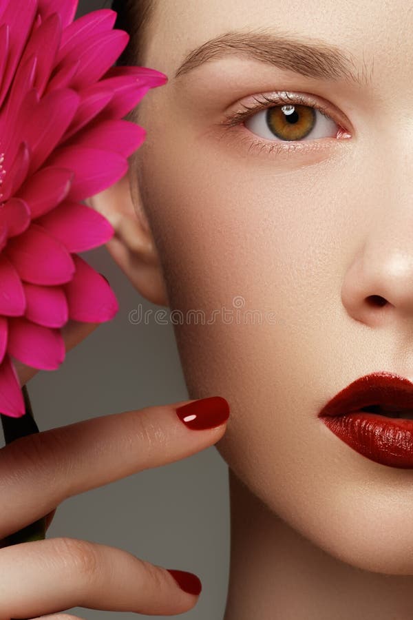 O close-up disparou dos bordos 'sexy' da mulher com batom vermelho e bonito imagens de stock O close-up disparou dos bordos 'sexy' da mulher com batom vermelho e bonito imagens de stock