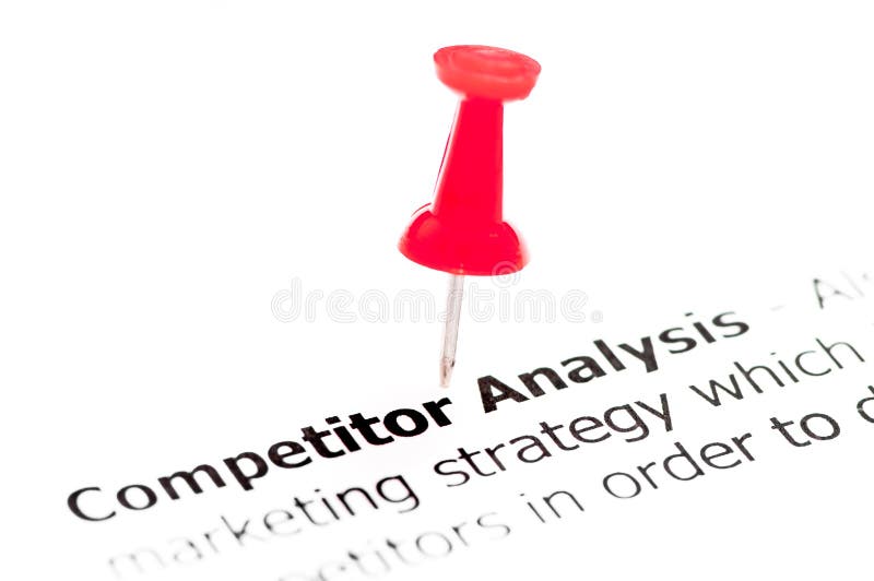 O close up disparou sobre a análise do concorrente das palavras no papel imagem de stock O close up disparou sobre a análise do concorrente das palavras no papel imagem de stock