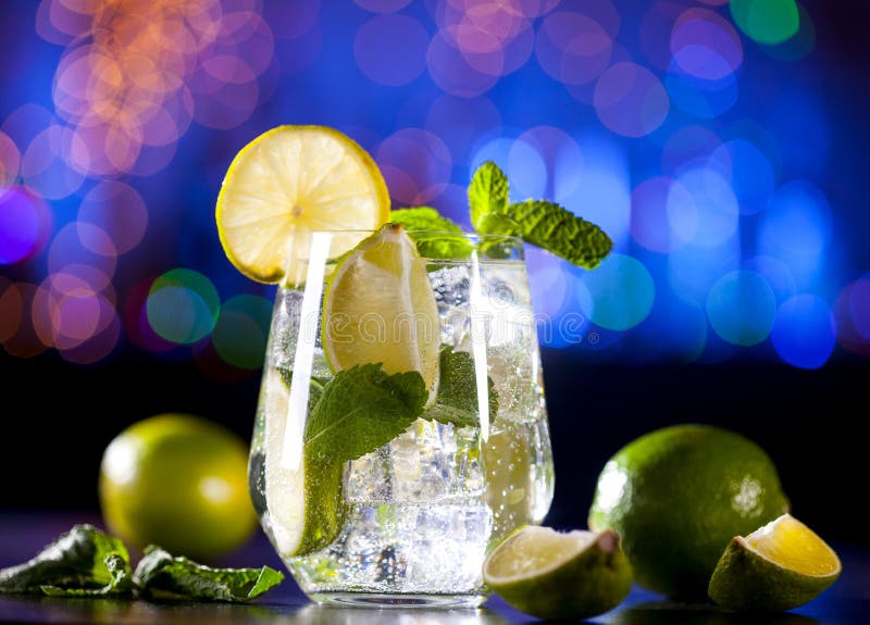 O close up do cocktail do mojito em uma barra ilumina o fundo Ingredientes e utensílios fotos de stock O close up do cocktail do mojito em uma barra ilumina o fundo Ingredientes e utensílios fotos de stock