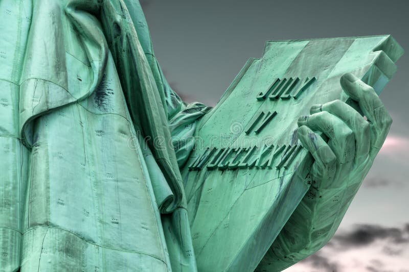 O close up na tabuleta guardou pela estátua da liberdade