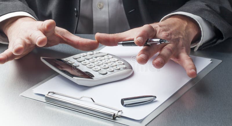 O close up no homem de negócios entrega a indicação da calculadora e das notas para o conceito financeiro fotografia de stock royalty free O close up no homem de negócios entrega a indicação da calculadora e das notas para o conceito financeiro fotografia de stock royalty free